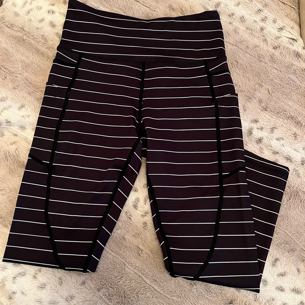 Zyia crop legging LNT with pockets. Color is navy and white